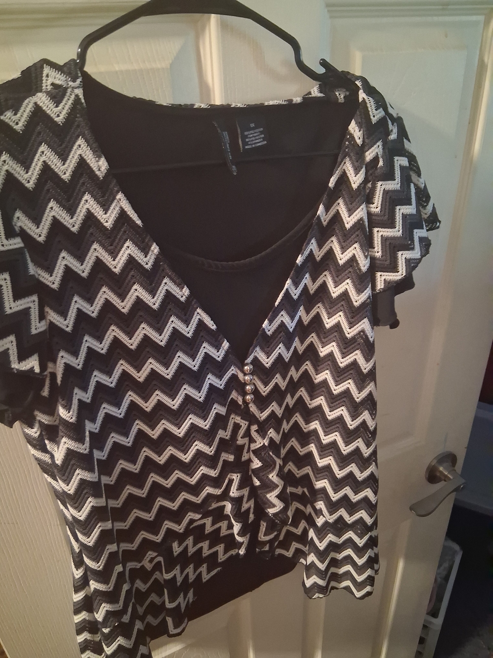 new directions Black and White Chevron Ruffle Front Blouse Nwot